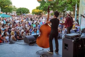 Maddie and Tae sẽ biểu diễn tại Lễ hội Red Poppy ở Georgetown vào ngày 25 tháng 4