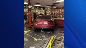 Xe ăn cắp tông vào tiệm võ Lightning's Boxing Club ở Oakland 33 Xe ăn cắp tông vào tiệm võ Lightning’s Boxing Club ở Oakland