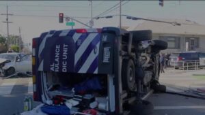 Xe cứu thương lật nhào khi đang trên đường làm nhiệm vụ tại San Jose