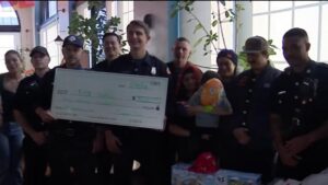 Lực Lượng Cứu Hỏa Oakland Hỗ Trợ Gia Đình Sau Vụ Hỏa Hoạn Căn Hộ