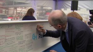 Bệnh viện Nhi Philadelphia ăn mừng việc đặt xà gồ cuối cùng cho Mở rộng Sức khỏe Trẻ em Roberts