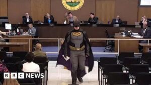 Video: Batman yêu cầu Hội đồng Thành phố Santa Clara không hỗ trợ ICE tại Super Bowl