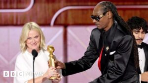 Những Khoảnh Khắc Vàng của Quả Cầu Vàng: Amy Poehler và Snoop Dogg, đến chiến thắng của K-Pop