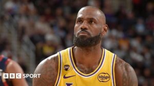Siêu sao NBA LeBron James xúc động trước video tưởng niệm ở Cleveland 17 Siêu sao NBA LeBron James xúc động trước video tưởng niệm ở Cleveland
