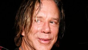 Mickey Rourke Muốn Hoàn Trả 90.000 USD cho Người Hâm Mộ