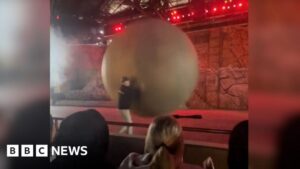 Vật nặng 180kg rơi trúng nhân viên Disney 33 Vật nặng 180kg rơi trúng nhân viên Disney