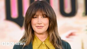 Ashley Tisdale rời nhóm ‘độc hại’ của các bà mẹ