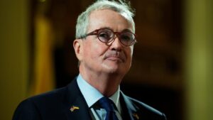 Thống Đốc Murphy Ký Luật Yêu Cầu Giấy Phép Lái Xe cho Xe Đạp Điện