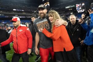 Taylor Swift có đến Super Bowl Party của Travis Kelce?