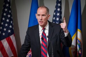 Luật sư Cộng hòa Chris Madel rút khỏi cuộc đua vào Thống đốc Minnesota, nói rằng Trump và ICE đã đi quá xa 29 Luật sư Cộng hòa Chris Madel rút khỏi cuộc đua vào Thống đốc Minnesota, nói rằng Trump và ICE đã đi quá xa