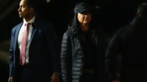 Tulsi Gabbard bị xem xét vì xuất hiện tại cuộc đột kích của FBI vào trung tâm bầu cử Georgia