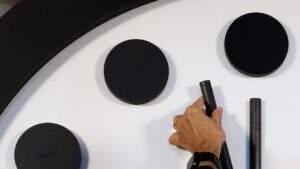 Đồng hồ ‘Ngày Tận Thế’ được đẩy lại gần nửa đêm