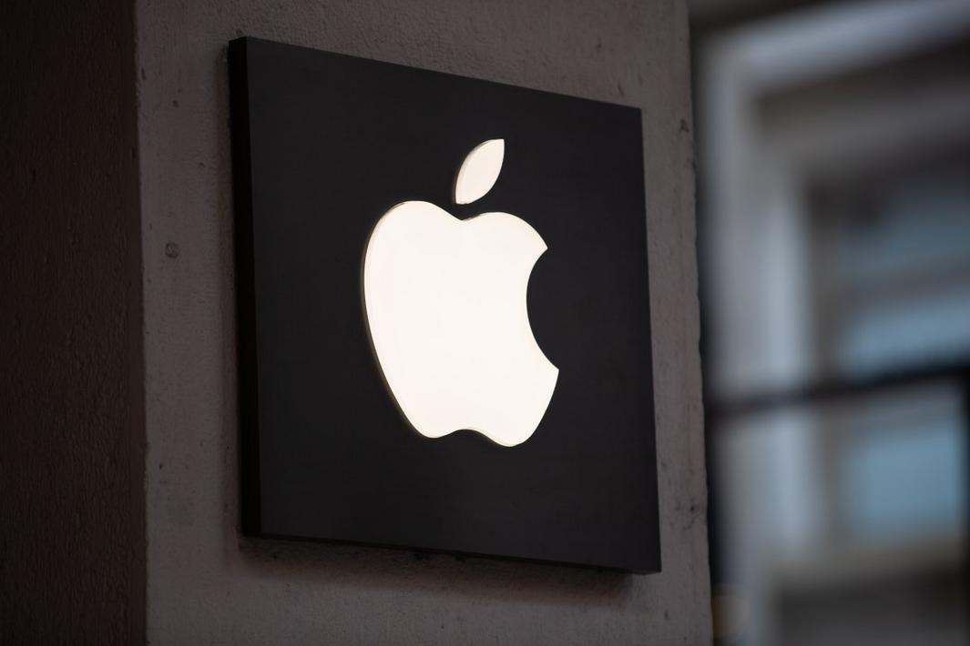 Apple được cho là đang phát triển thiết bị đeo AI 1 Apple logo Getty