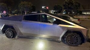 Cảnh sát đuổi bắt xe Tesla Cybertruck từ Bắc Bay đến Đông Bay