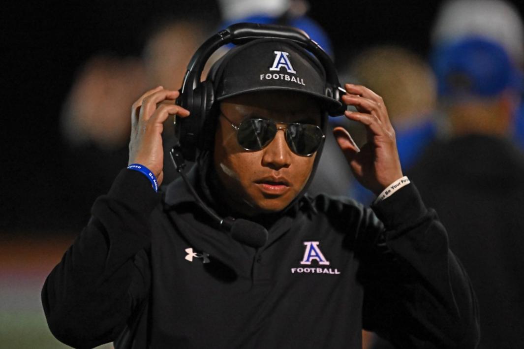 HLV Joel Isaac được vinh danh Huấn luyện viên bóng bầu dục xuất sắc 1 BNG L ACAFB 1017 06