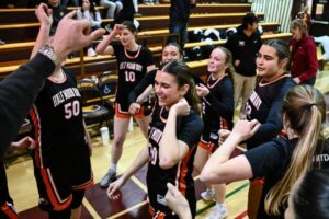 Half Moon Bay đánh bại Menlo-Atherton trong trận bóng rổ nữ kịch tính 15 Half Moon Bay đánh bại Menlo-Atherton trong trận bóng rổ nữ kịch tính