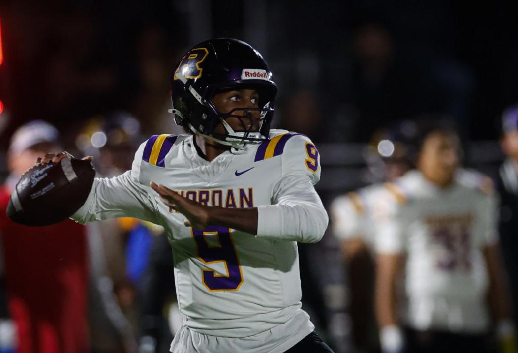 Michael Mitchell của trường Riordan được vinh danh là Cầu thủ xuất sắc nhất Vùng Vịnh 1 BNG L SERRAFB 1107 5