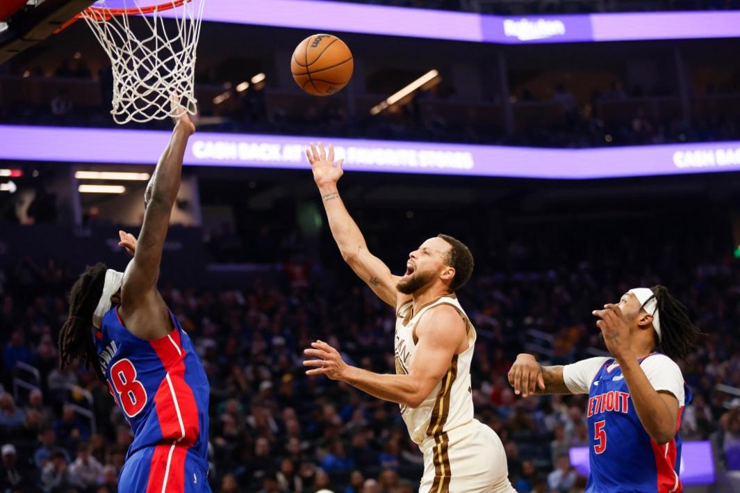 Stephen Curry rời sân vì đau đầu gối trong trận Warriors-Pistons 1 BNG L WARRIORS 0131 11