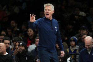 Huấn luyện viên Warriors Steve Kerr nói ông "nói nhầm" khi chỉ trích ICE 16 Huấn luyện viên Warriors Steve Kerr nói ông “nói nhầm” khi chỉ trích ICE