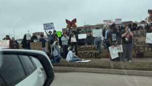 Học sinh Channelview High School biểu tình phản đối chính sách di trú của Mỹ