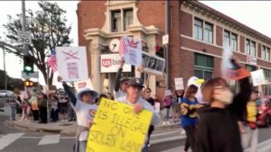 Biểu tình ở Highland Park phản đối các chiến dịch thực thi di trú