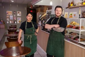 Vượt qua hỏa hoạn, cặp vợ chồng gốc Á mở tiệm bánh thành công ở Vùng Vịnh