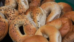 Ăn mừng Ngày Bánh Mì Bagel: Ưu đãi hấp dẫn từ nhiều thương hiệu