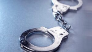 Dùng nịt bụng để giấu rượu trộm, hai người đàn ông bị bắt