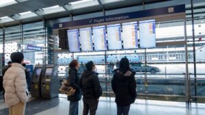 Hơn 12.000 chuyến bay bị hủy do bão mùa đông lớn quét qua Hoa Kỳ