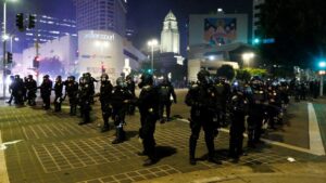 LAPD Cấm Cảnh Sát Sử Dụng Vũ Khí Ít Sát Thương Trong Biểu Tình