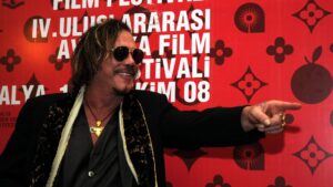 Tài tử Mickey Rourke giao nộp súng cho Cảnh sát