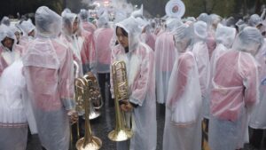 Mưa lớn trút xuống Los Angeles vào ngày đầu năm, ảnh hưởng đến Lễ diễu hành Hoa hồng