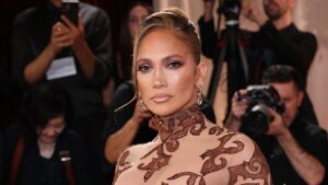 Jennifer Lopez Tự Tin Diện Váy Cũ Tại Quả Cầu Vàng 2026