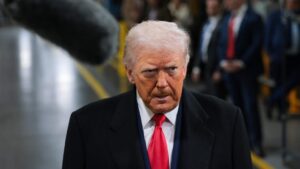 Tổng Thống Donald Trump ‘lật mặt’ với người phản đối tại nhà máy Ford