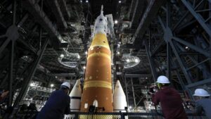 NASA Chuẩn Bị Phóng Tên Lửa Khổng Lồ Lên Mặt Trăng