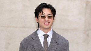 Ngôi Sao Hudson Williams Bất Ngờ Gặp Gỡ Cầu Thủ Khúc Côn Cầu Vừa Công Khai