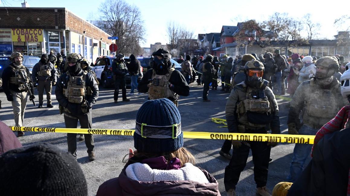 Cảnh sát Liên bang Bắn người ở Minnesota, Thống đốc Cho biết 1 GettyImages 2257949562