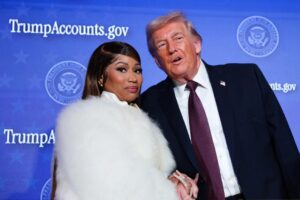 Nicki Minaj khoác tay ông Trump, gọi mình là ‘fan số 1’