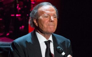 Julio Iglesias bị tố cáo tấn công tình dục và thể xác