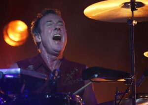 Rob Hirst, đồng sáng lập ban nhạc Midnight Oil, qua đời ở tuổi 70