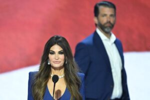 Kimberly Guilfoyle ‘vui vẻ’ khi Trump Jr. đính hôn với người khác