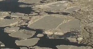 Sông Hudson đóng băng dày đặc sau bão mùa đông 10 Sông Hudson đóng băng dày đặc sau bão mùa đông