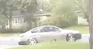 Cảnh sát ICE nổ súng vào tài xế, bị kéo lê trên xe