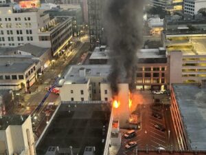 Cứu hỏa Oakland đối phó hỏa hoạn 3-alarm