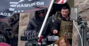 Người có ảnh hưởng cánh hữu bị vây quanh ở Minneapolis