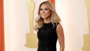 Kelly Ripa nghĩ ‘bay khỏa thân’ có nghĩa khác, giờ sẽ thử