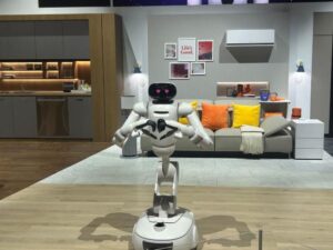 Robot CLOid mới của LG làm việc nhà, nhưng còn nhiều nghi vấn