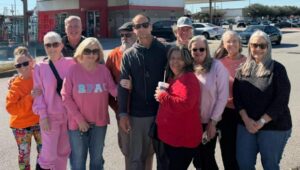 Hành động tử tế của một người đàn ông ở Deer Park đã tạo ra một phong trào chống nạn vô gia cư trên mạng xã hội.