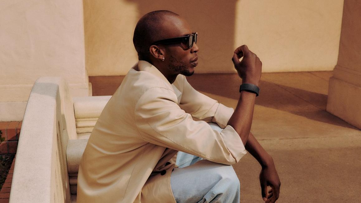 Meta Tạm Dừng Mở Rộng Kính Ray-Ban ra Thị Trường Quốc Tế 1 Meta Ray Ban Display Outdoor Lifestyle 1