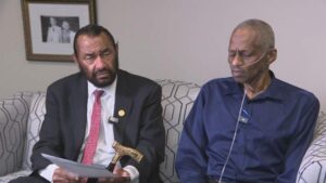 Người Mỹ đối mặt với phí bảo hiểm y tế cao hơn hoặc mất bảo hiểm khi trợ cấp liên bang chấm dứt 36 Người Mỹ đối mặt với phí bảo hiểm y tế cao hơn hoặc mất bảo hiểm khi trợ cấp liên bang chấm dứt